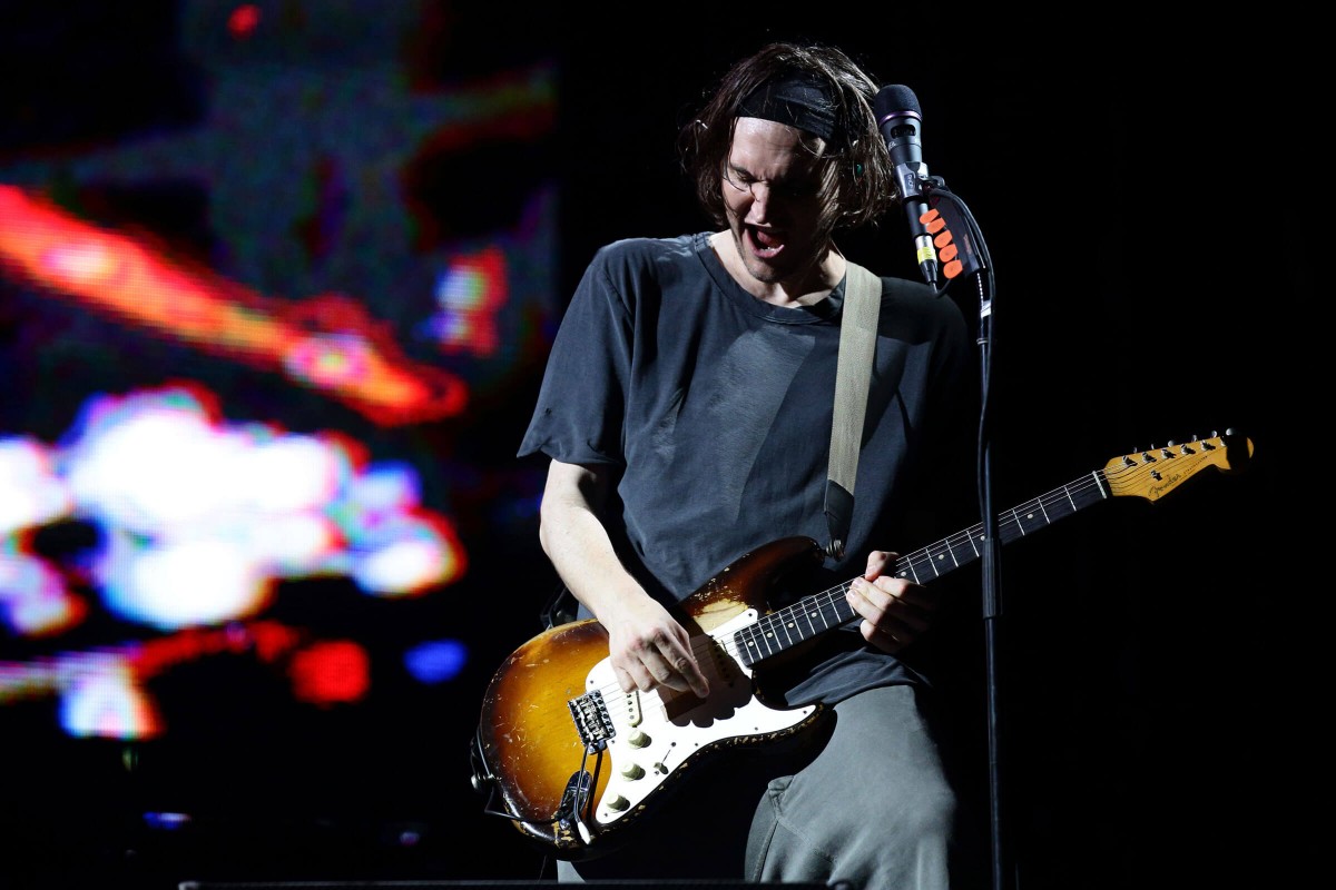 Josh Klinghoffer dalam sebuah aksi panggung di konser terakhirnya bersama RHCP.
